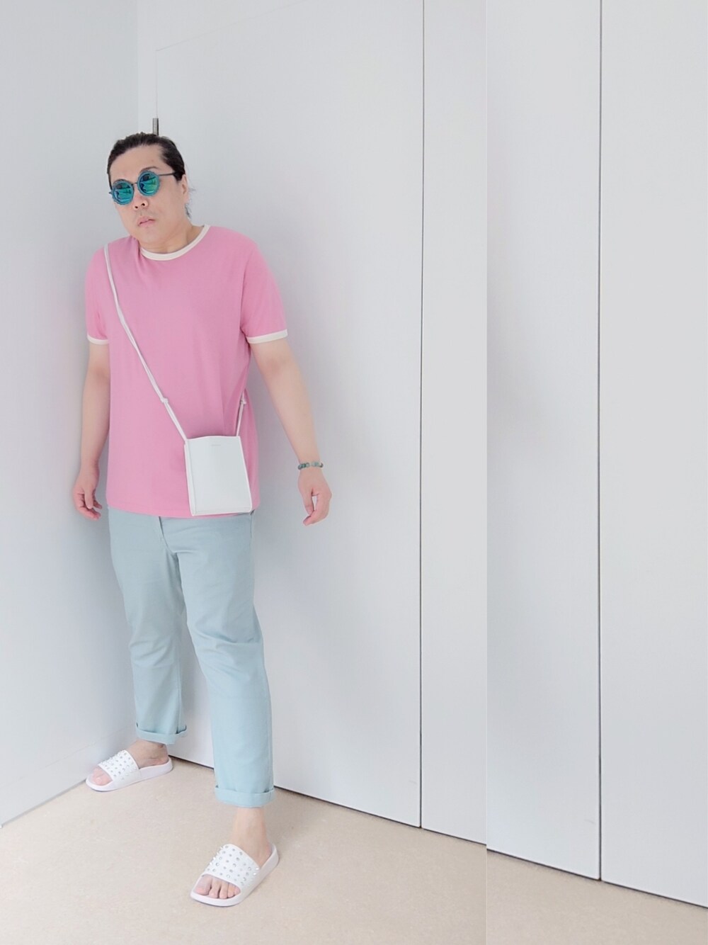 「FOREVER 21のアイテム（Tシャツ/カットソー、ピンク系）」を使った、Panda Ngさん（メンズ・180cm）の夏コーディネートの1枚目の写真