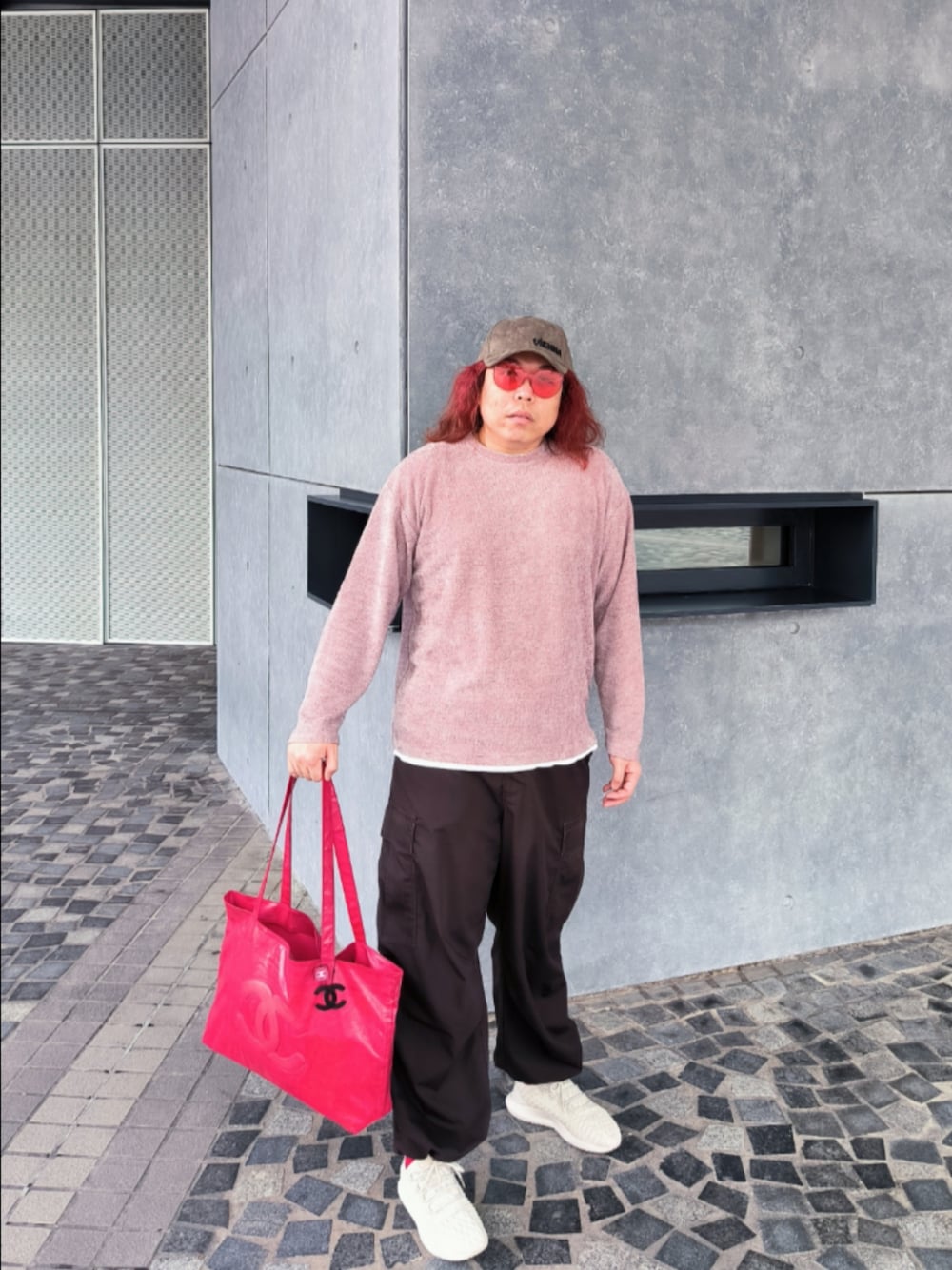「CHANELのアイテム（エコバッグ/サブバッグ、レッド系）」を使った、Panda Ngさん（メンズ・180cm）の秋コーディネートの1枚目の写真