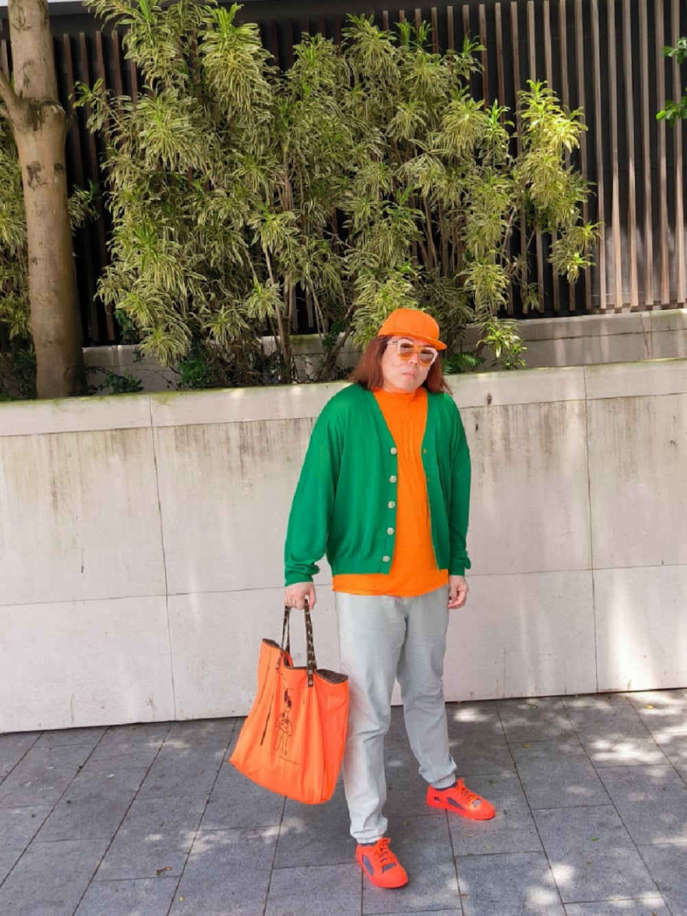 「Vivienne Westwoodのアイテム（スリッポン、オレンジ系）」を使った、Panda Ngさん（メンズ・180cm）の夏コーディネートの1枚目の写真