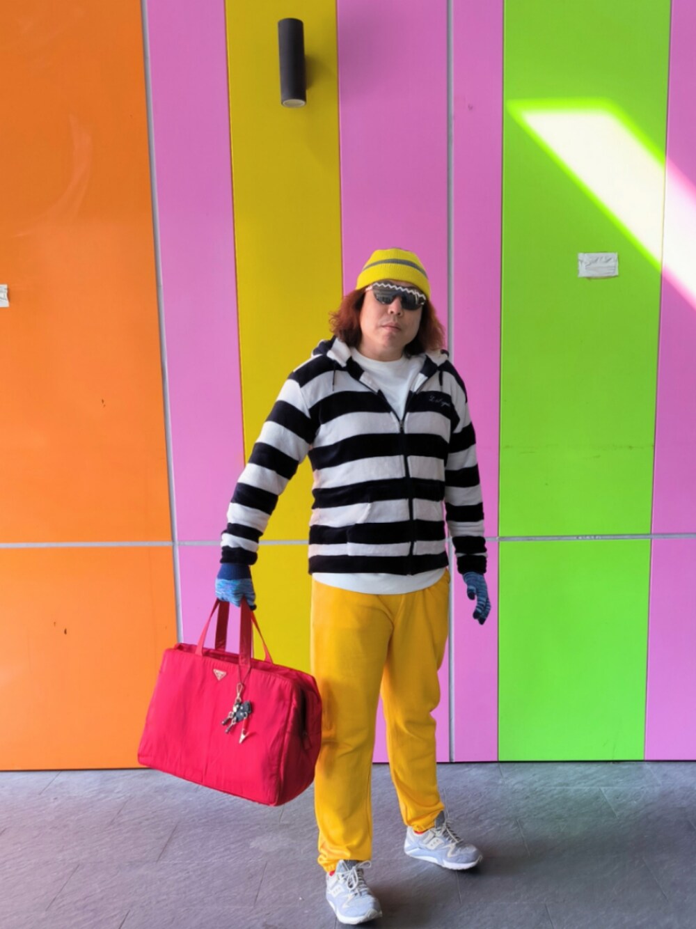 「PRADAのアイテム（スーツケース/キャリーバッグ、レッド系）」を使った、Panda Ngさん（メンズ・180cm）の冬コーディネートの1枚目の写真