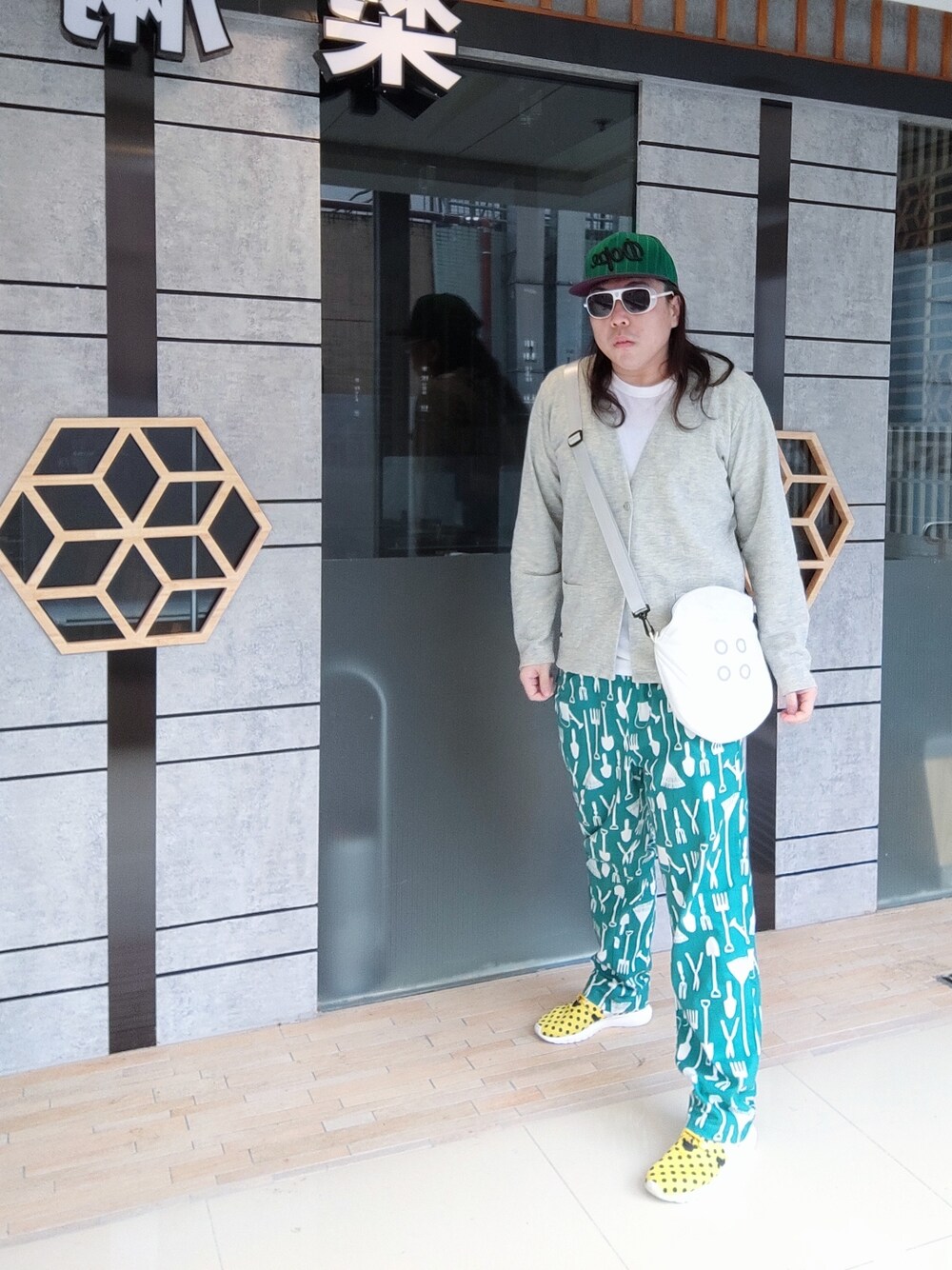 「NIKEのアイテム（スニーカー、イエロー系）」を使った、Panda Ngさん（メンズ・180cm）の夏コーディネートの1枚目の写真