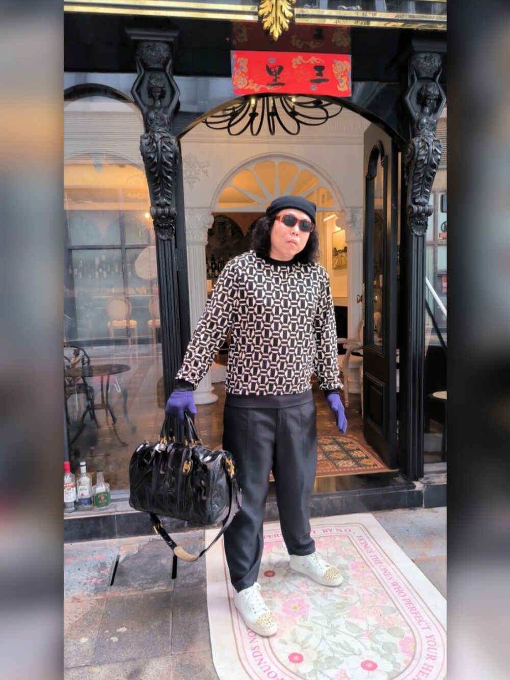 「CHANELのアイテム（スーツケース/キャリーバッグ、ブラック系）」を使った、Panda Ngさん（メンズ・180cm）の春コーディネートの1枚目の写真