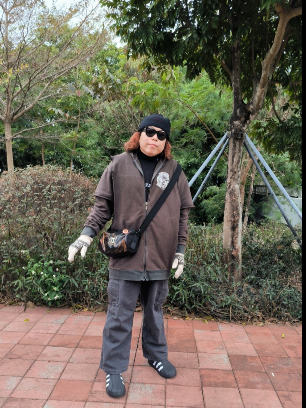 「CHANELのアイテム（ドラムバッグ、ブラウン系）」を使った、Panda Ngさん（メンズ・180cm）の冬コーディネートの1枚目の写真
