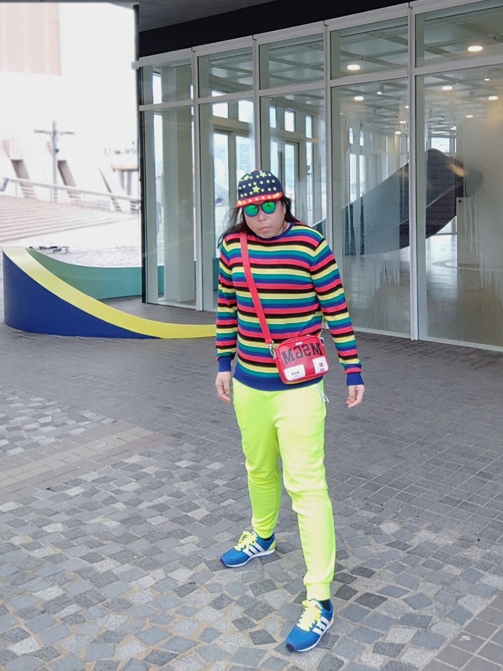 「JW Anderson X uniqloのアイテム（ニット/セーター、その他）」を使った、Panda Ngさん（メンズ・180cm）の春コーディネートの1枚目の写真