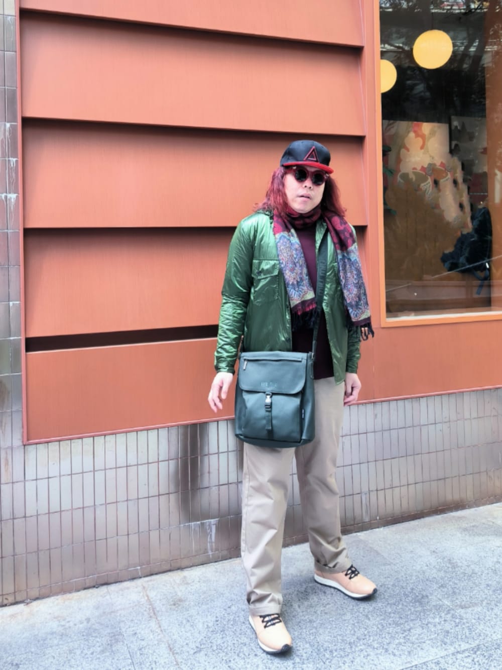 「miu miuのアイテム（メッセンジャーバッグ、グリーン系）」を使った、Panda Ngさん（メンズ・180cm）の冬コーディネートの1枚目の写真
