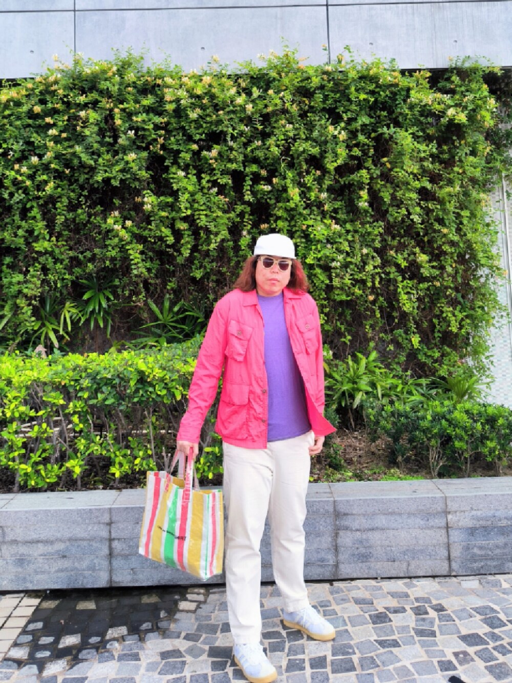 「NEW CAPのアイテム（サンバイザー、ホワイト系）」を使った、Panda Ngさん（メンズ・180cm）の夏コーディネートの1枚目の写真