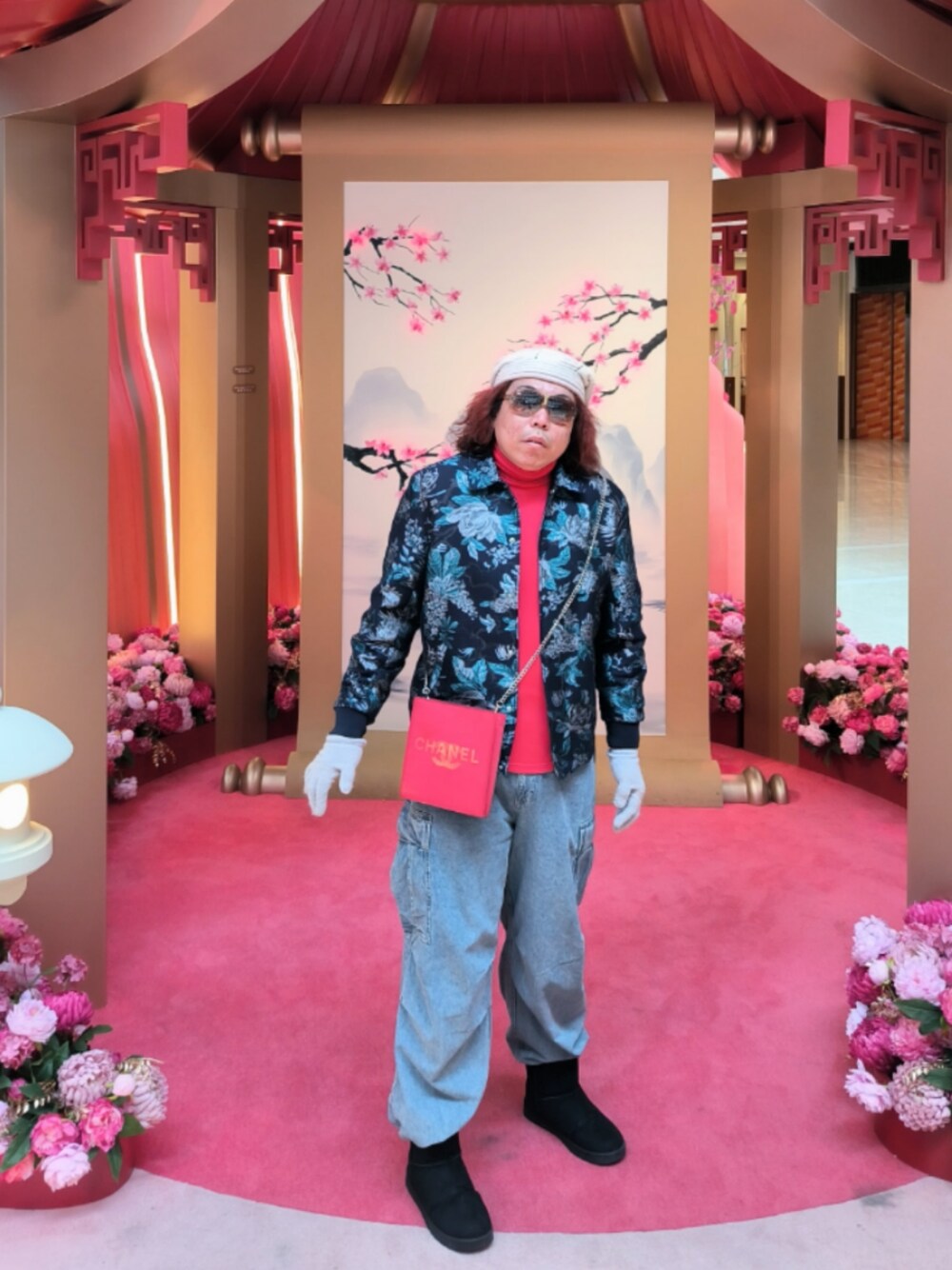 「CHANELのアイテム（バッグ、レッド系）」を使った、Panda Ngさん（メンズ・180cm）の冬コーディネートの1枚目の写真