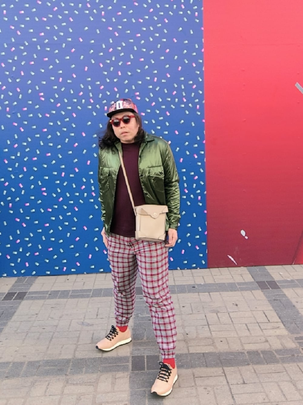 「DNINE RESERVEのアイテム（サンバイザー、レッド系）」を使った、Panda Ngさん（メンズ・180cm）の秋コーディネートの1枚目の写真