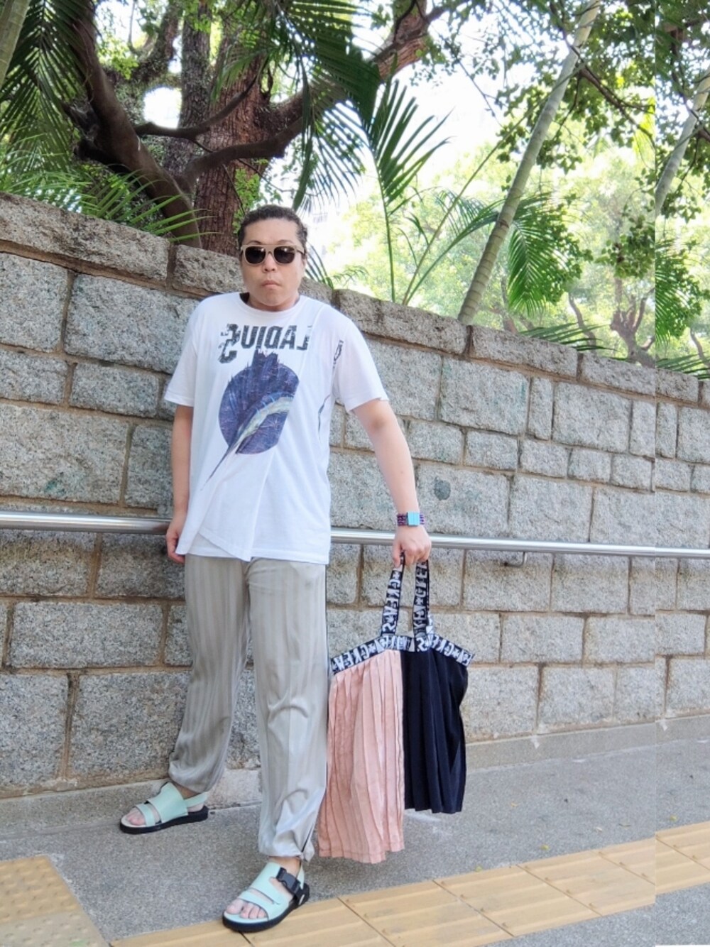 「MARTIN MARGIELAのアイテム（Tシャツ/カットソー、ホワイト系）」を使った、Panda Ngさん（メンズ・180cm）の秋コーディネートの1枚目の写真