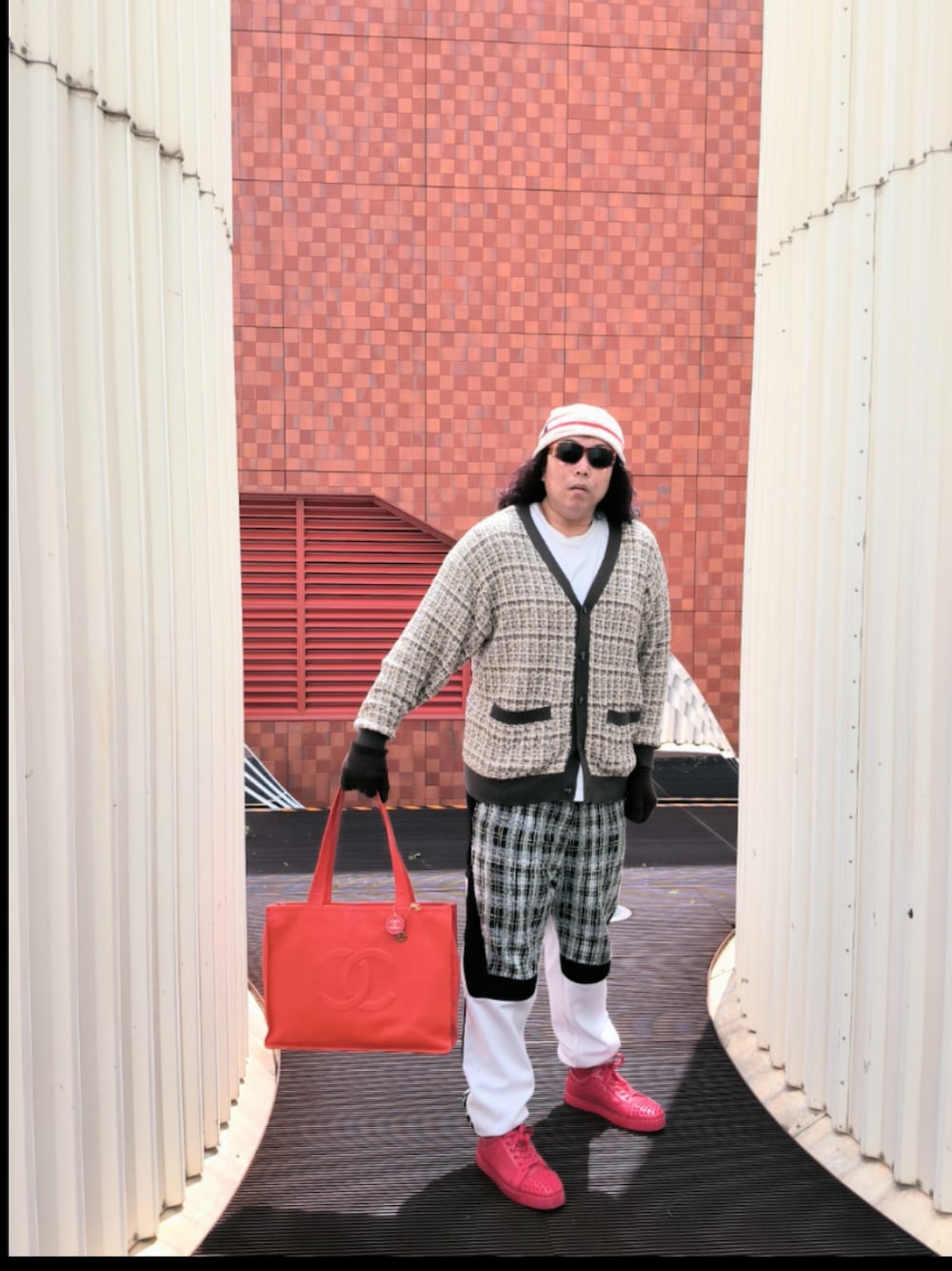 「CHANELのアイテム（ショルダーバッグ、レッド系）」を使った、Panda Ngさん（メンズ・180cm）の春コーディネートの1枚目の写真