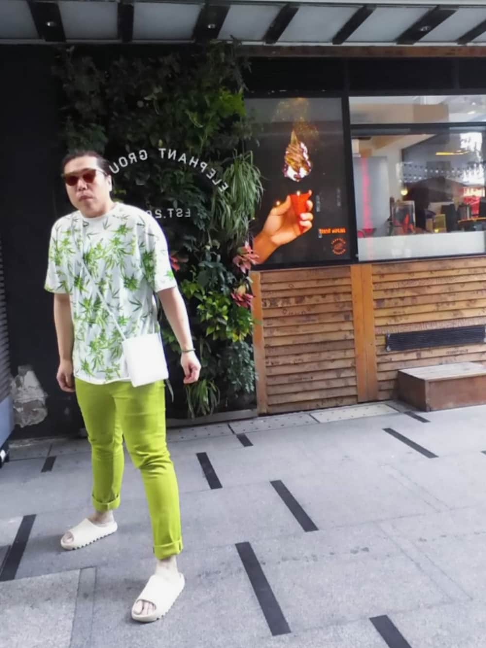 「BLACK SCALEのアイテム（Tシャツ/カットソー、グリーン系）」を使った、Panda Ngさん（メンズ・180cm）の秋コーディネートの1枚目の写真