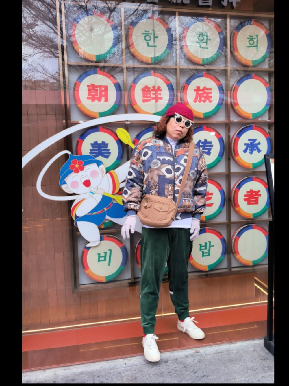 「miu miuのアイテム（バッグ、ブラウン系）」を使った、Panda Ngさん（メンズ・180cm）の冬コーディネートの1枚目の写真