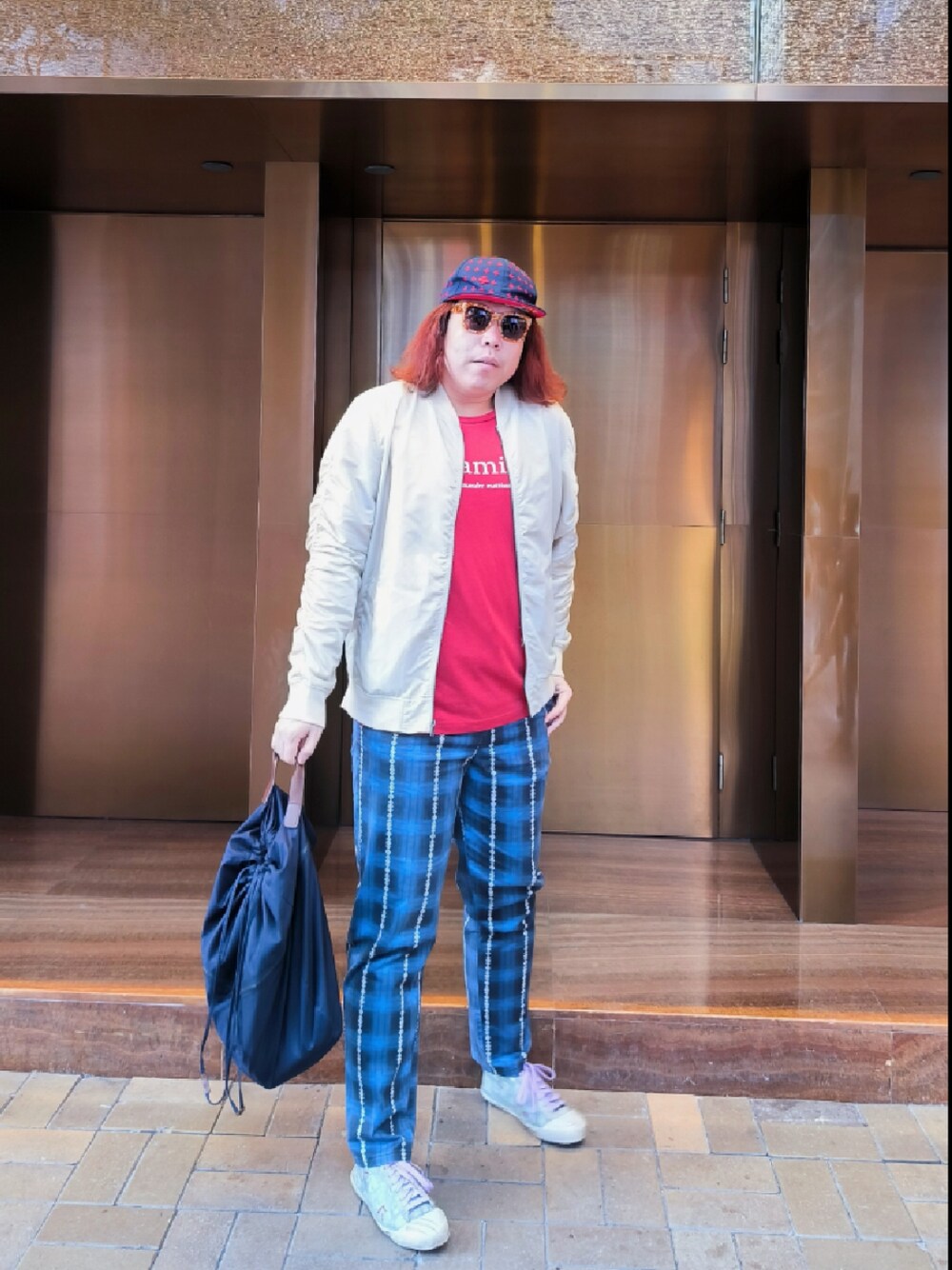 「asosのアイテム（チノパンツ、ブルー系）」を使った、Panda Ngさん（メンズ・180cm）の夏コーディネートの1枚目の写真