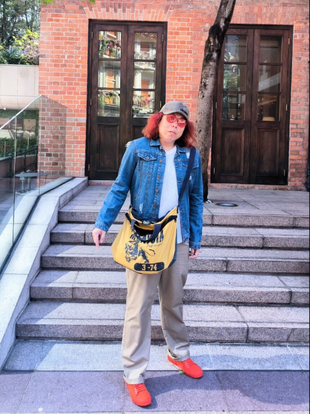 「DOLCE&GABBANAのアイテム（メッセンジャーバッグ、イエロー系）」を使った、Panda Ngさん（メンズ・180cm）の冬コーディネートの1枚目の写真