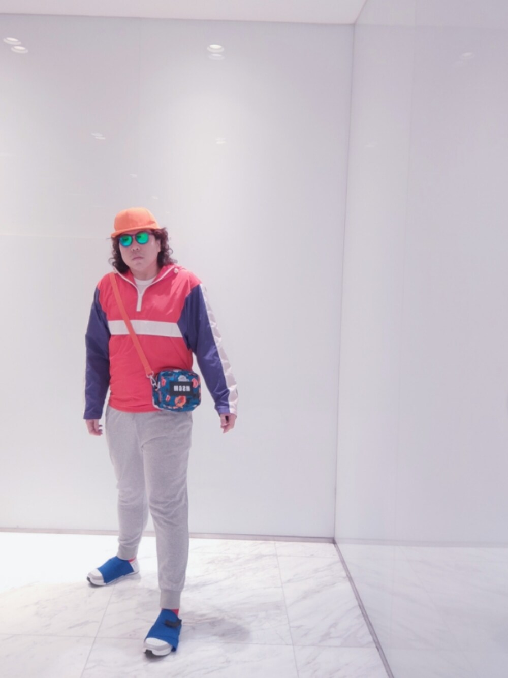 「FESSURAのアイテム（スニーカー、ブルー系）」を使った、Panda Ngさん（メンズ・180cm）の春コーディネートの1枚目の写真