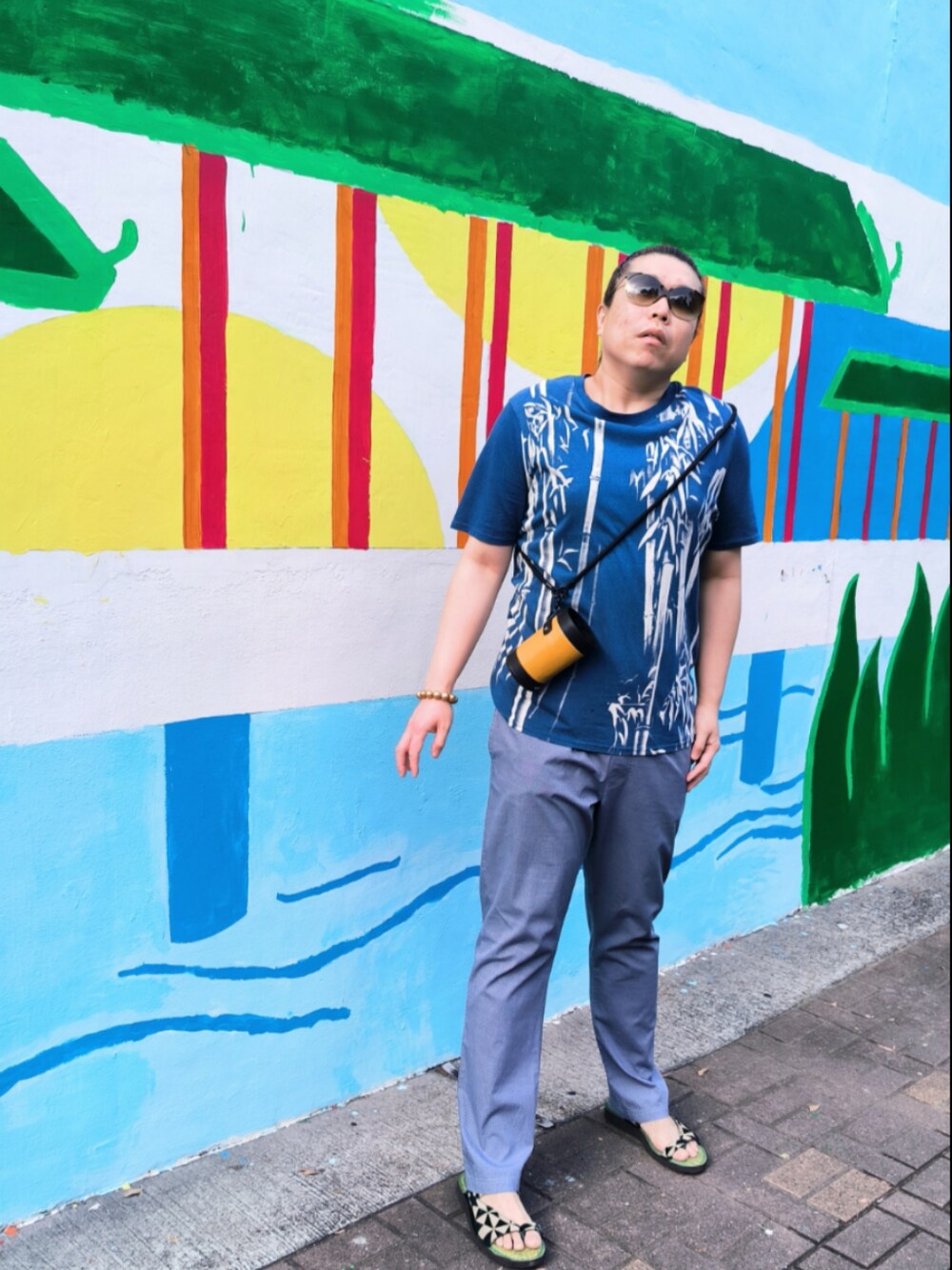 「Macannaのアイテム（サンダル、グリーン系）」を使った、Panda Ngさん（メンズ・180cm）の秋コーディネートの1枚目の写真