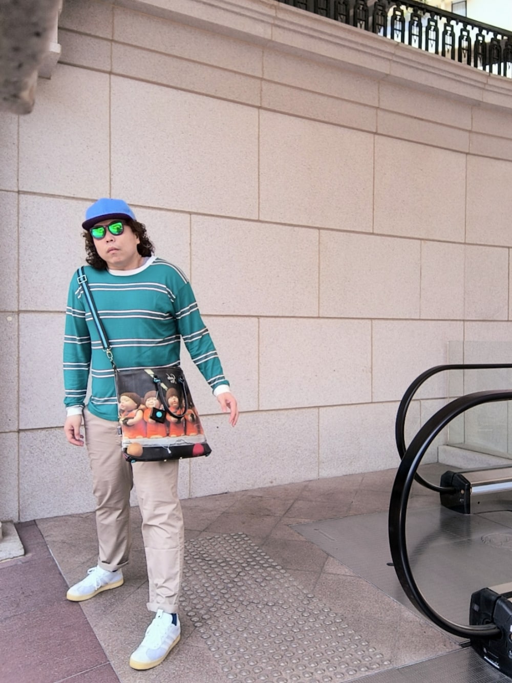 「adidasのアイテム（スニーカー、ホワイト系）」を使った、Panda Ngさん（メンズ・180cm）の夏コーディネートの1枚目の写真