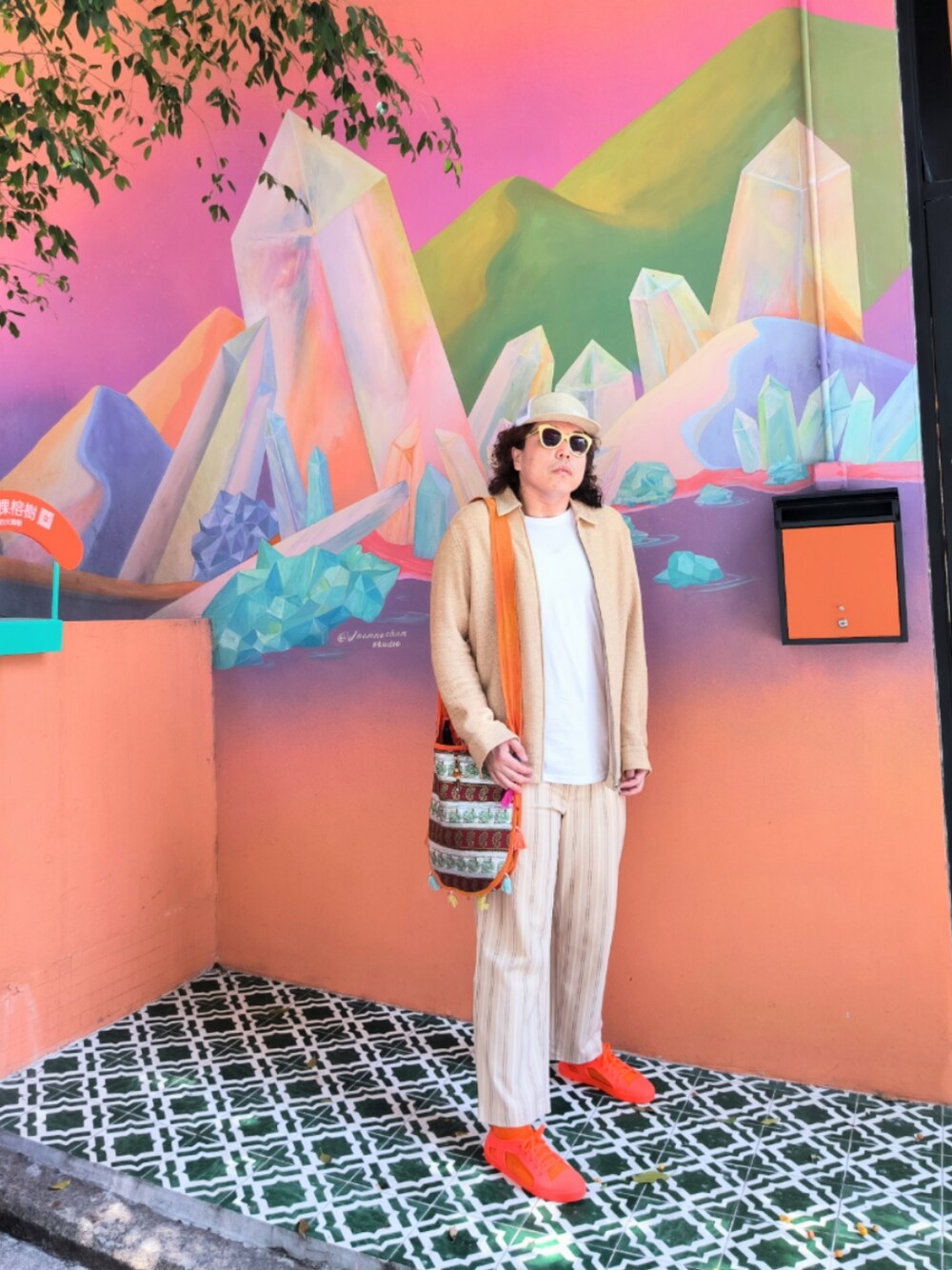 「no brandのアイテム（サンバイザー、ベージュ系）」を使った、Panda Ngさん（メンズ・180cm）の春コーディネートの1枚目の写真