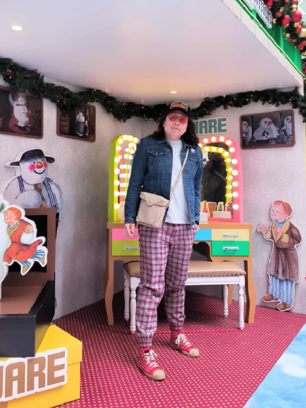 「GIENCHIのアイテム（スニーカー、レッド系）」を使った、Panda Ngさん（メンズ・180cm）の冬コーディネートの1枚目の写真