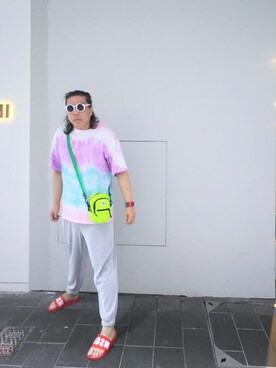 「MSGM（エムエスジーエム）のアイテム（サンダル）」を使った、Panda Ngさん（メンズ・180cm）の秋コーディネート