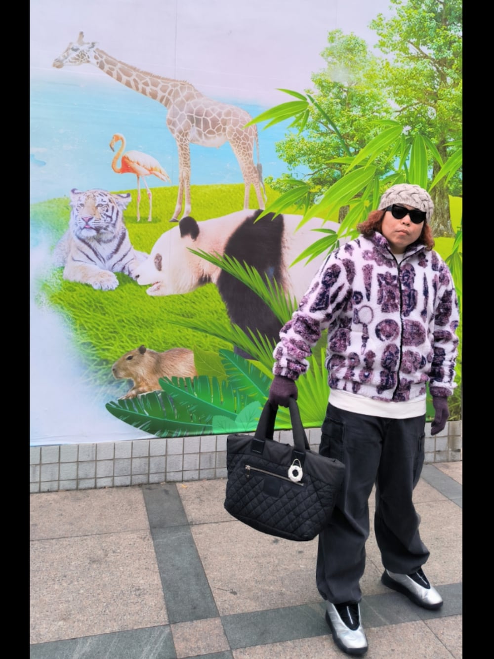 「CHANELのアイテム（メッセンジャーバッグ、グレー系）」を使った、Panda Ngさん（メンズ・180cm）の冬コーディネートの1枚目の写真