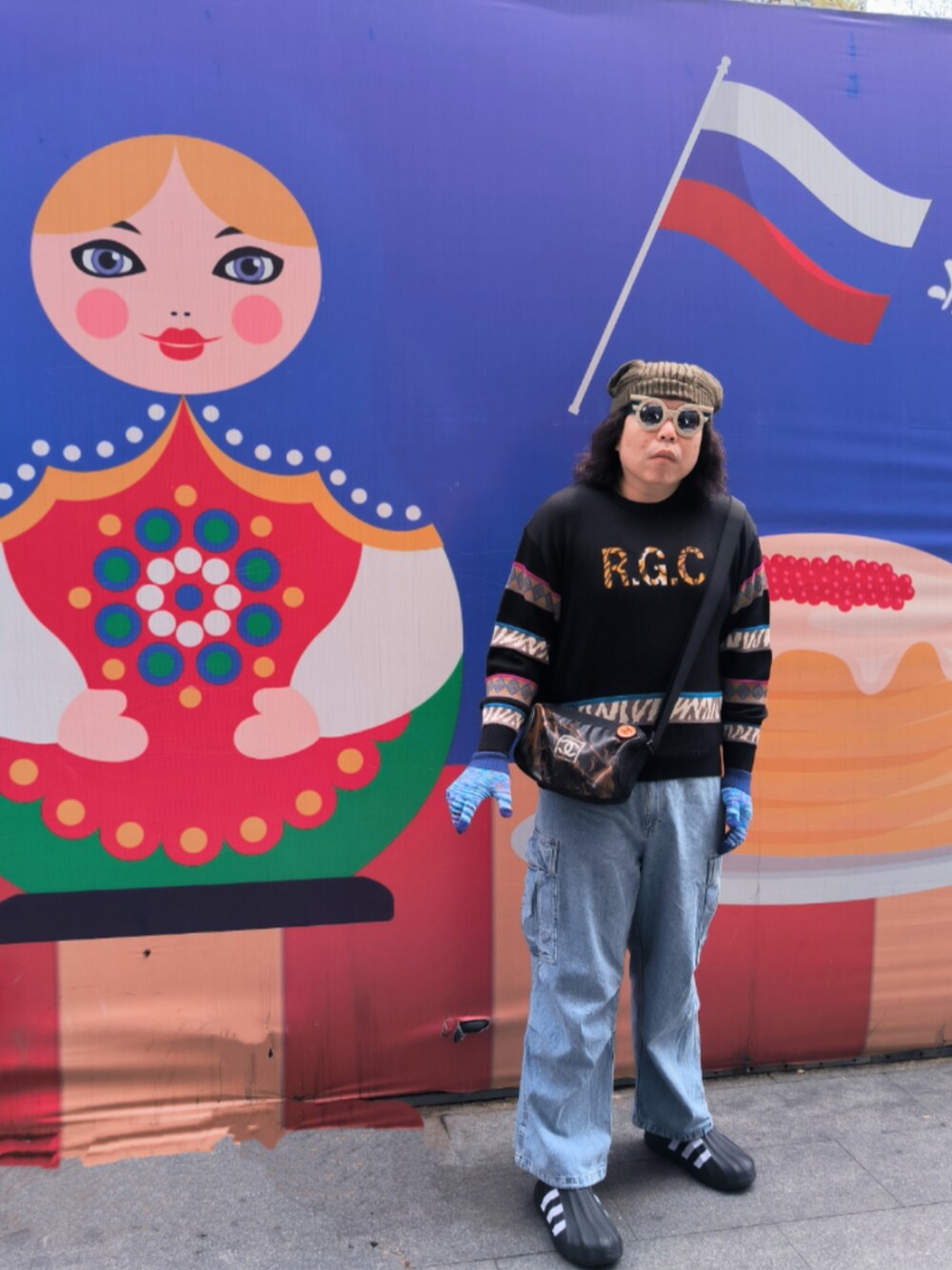 「CHANELのアイテム（ドラムバッグ、ブラウン系）」を使った、Panda Ngさん（メンズ・180cm）の春コーディネートの1枚目の写真