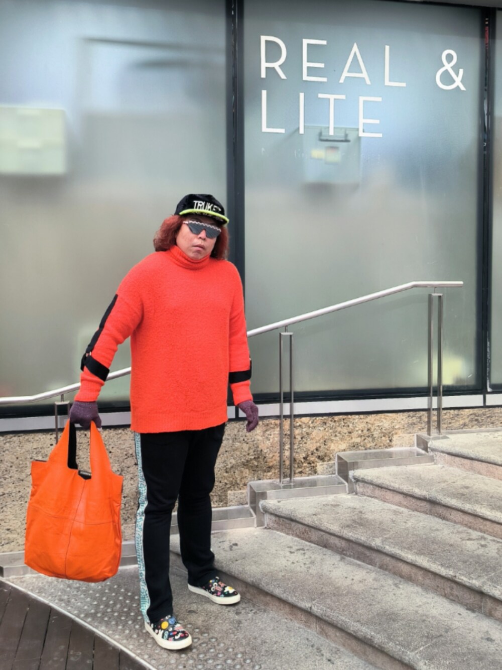 「ANYA HINDMARCHのアイテム（モカシン/デッキシューズ、ブラック系）」を使った、Panda Ngさん（メンズ・180cm）の冬コーディネートの1枚目の写真
