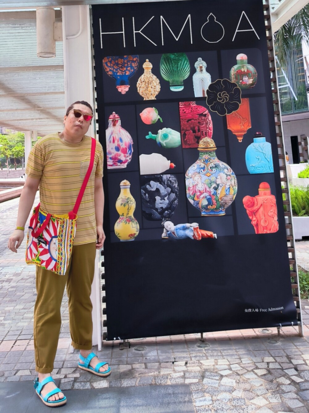 「MARC JACOBSのアイテム（Tシャツ/カットソー、ベージュ系）」を使った、Panda Ngさん（メンズ・180cm）の夏コーディネートの1枚目の写真