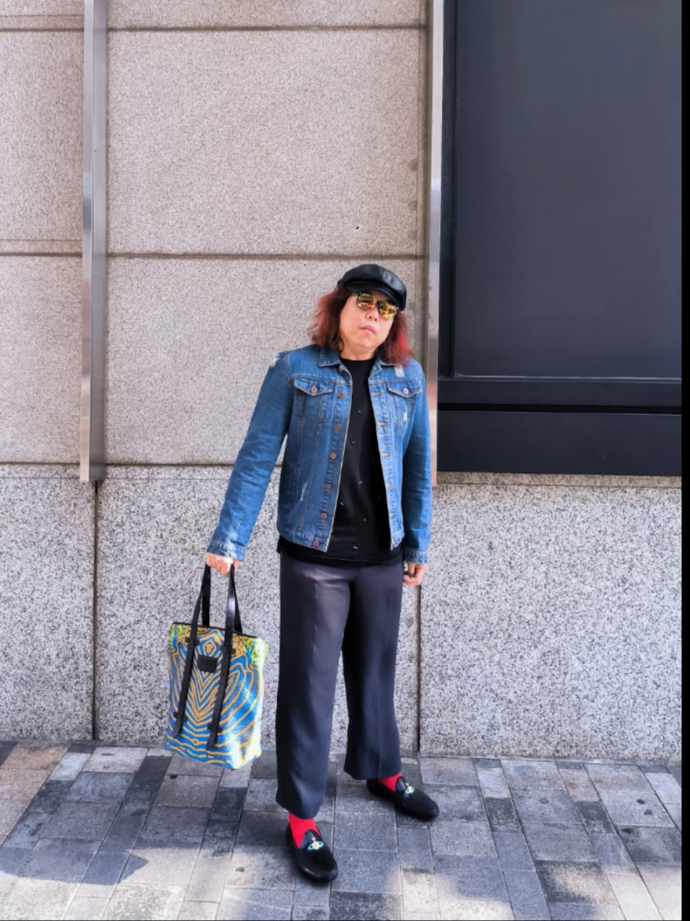 「no brandのアイテム（デニムジャケット、ブルー系）」を使った、Panda Ngさん（メンズ・180cm）の冬コーディネートの1枚目の写真