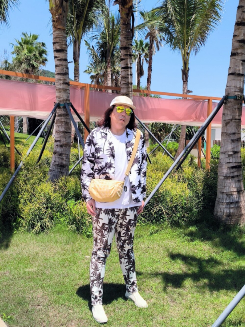 「CHANELのアイテム（メッセンジャーバッグ、イエロー系）」を使った、Panda Ngさん（メンズ・180cm）の春コーディネートの1枚目の写真
