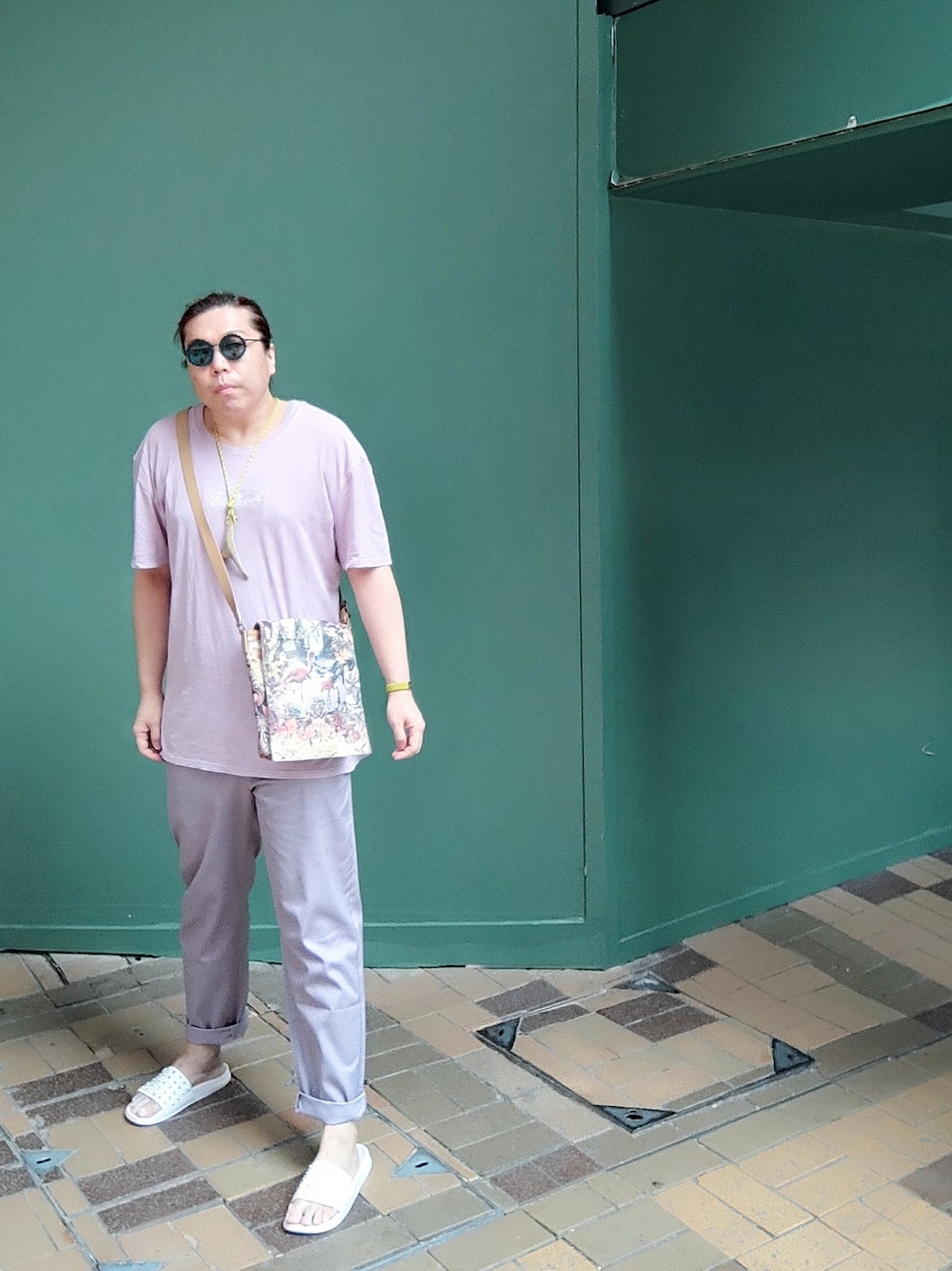 「GUのアイテム（チノパンツ、パープル系）」を使った、Panda Ngさん（メンズ・180cm）の秋コーディネートの1枚目の写真