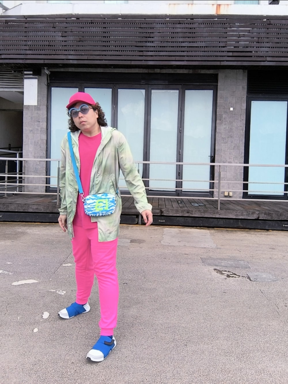 「FESSURAのアイテム（スニーカー、ブルー系）」を使った、Panda Ngさん（メンズ・180cm）の夏コーディネートの1枚目の写真