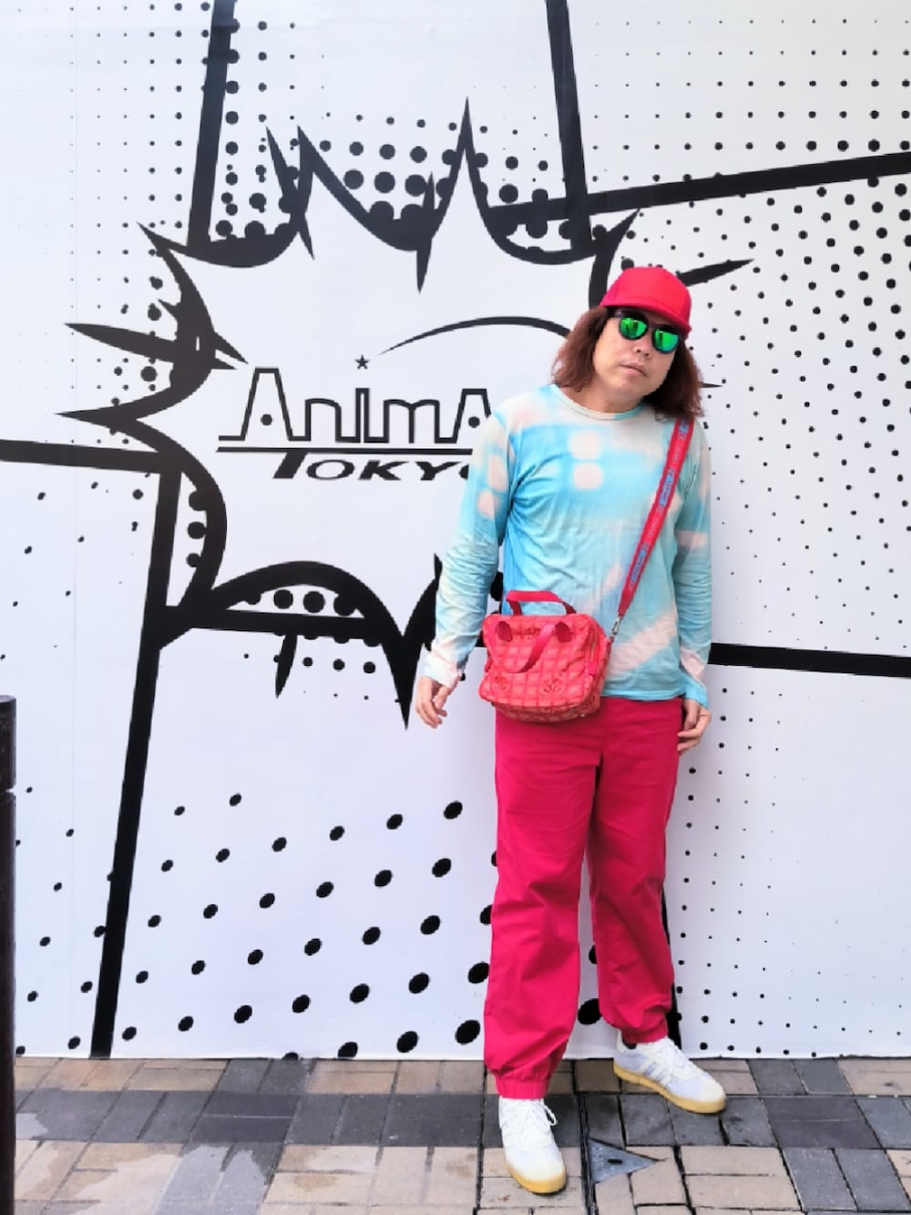「CHANELのアイテム（メッセンジャーバッグ、レッド系）」を使った、Panda Ngさん（メンズ・180cm）の夏コーディネートの1枚目の写真