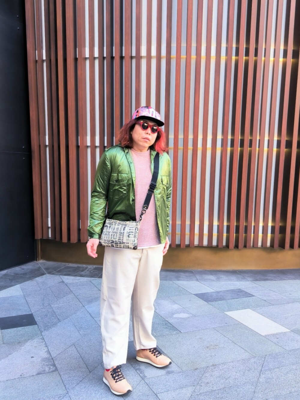「miu miuのアイテム（バッグ、ベージュ系）」を使った、Panda Ngさん（メンズ・180cm）の冬コーディネートの1枚目の写真
