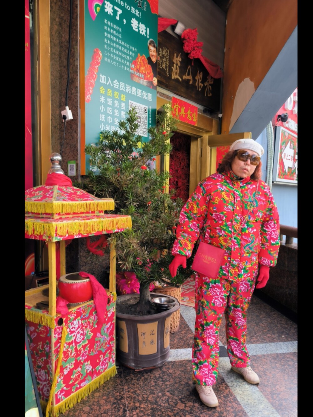 「CHANELのアイテム（バッグ、レッド系）」を使った、Panda Ngさん（メンズ・180cm）の冬コーディネートの1枚目の写真