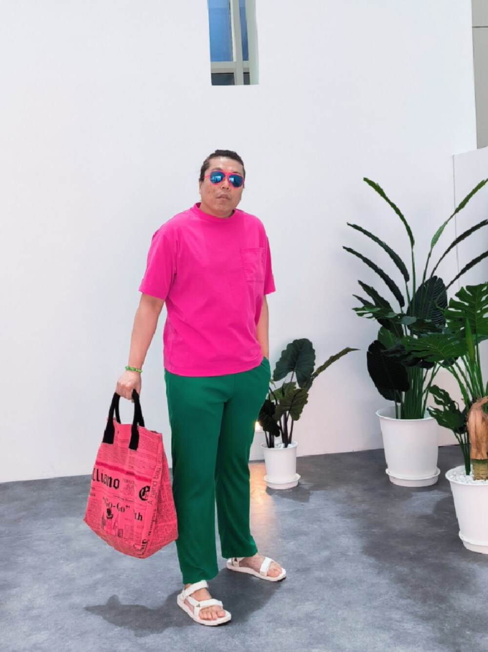 「niko and...のアイテム（Tシャツ/カットソー、ピンク系）」を使った、Panda Ngさん（メンズ・180cm）の夏コーディネートの1枚目の写真