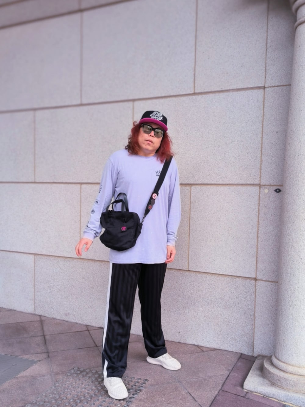 「MAUI and Sonsのアイテム（Tシャツ/カットソー、パープル系）」を使った、Panda Ngさん（メンズ・180cm）の秋コーディネートの1枚目の写真