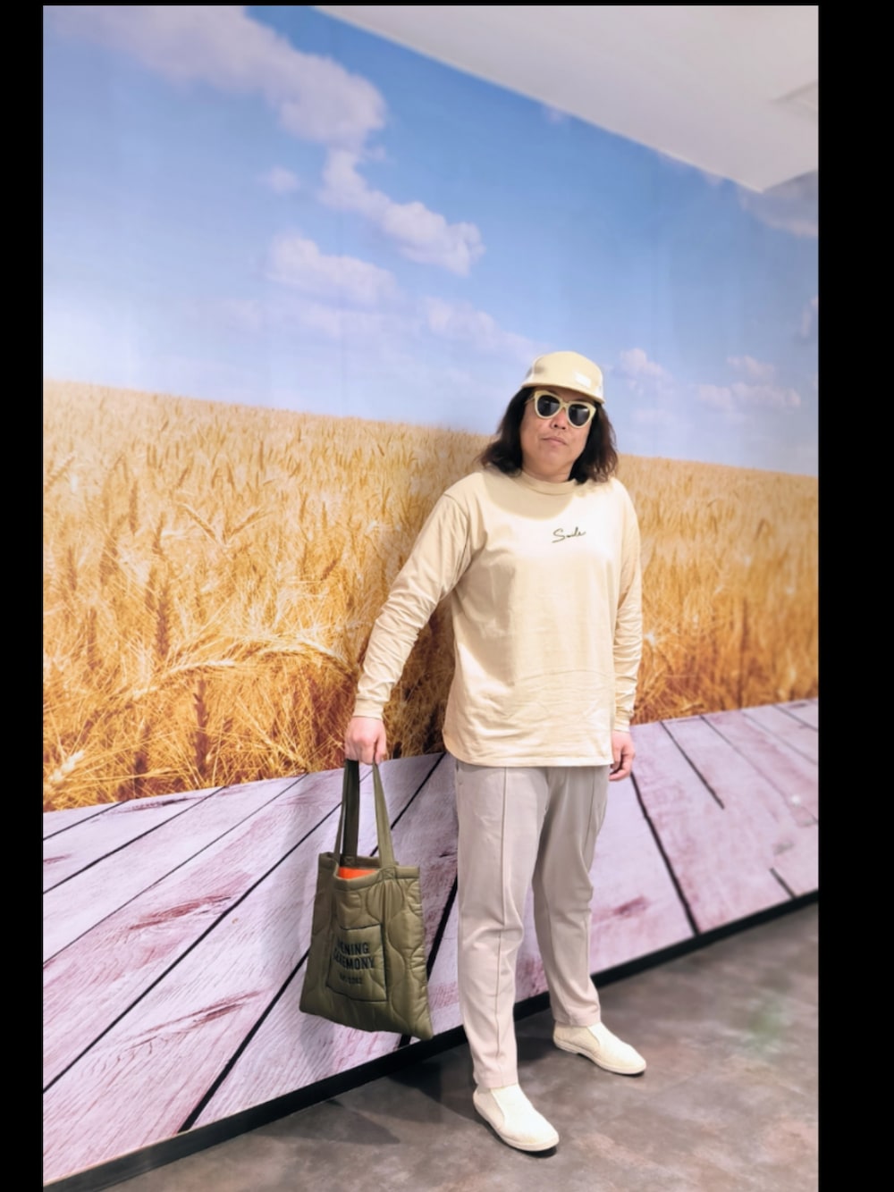 「MIHARA UIのアイテム（Tシャツ/カットソー、ベージュ系）」を使った、Panda Ngさん（メンズ・180cm）の春コーディネートの1枚目の写真