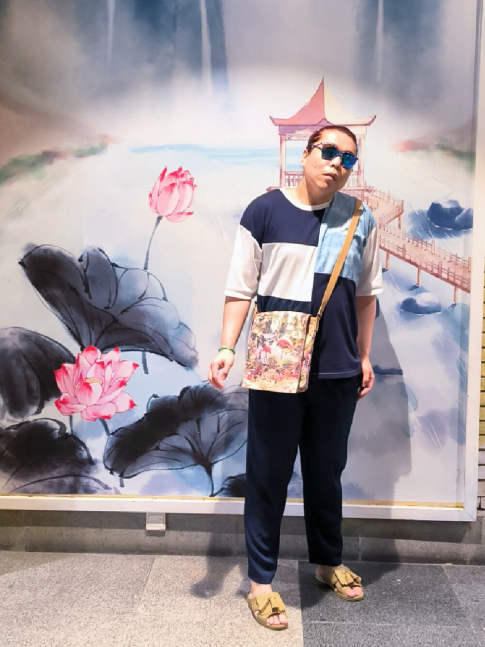 「asosのアイテム（チノパンツ、ブルー系）」を使った、Panda Ngさん（メンズ・180cm）の夏コーディネートの1枚目の写真