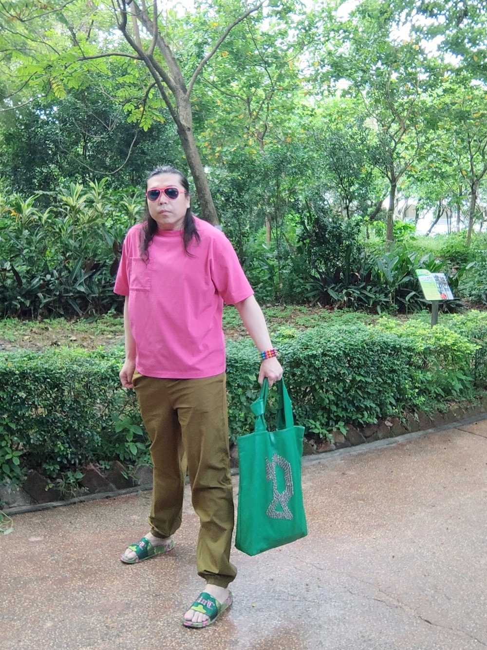 「niko and...のアイテム（Tシャツ/カットソー、ピンク系）」を使った、Panda Ngさん（メンズ・180cm）の夏コーディネートの1枚目の写真