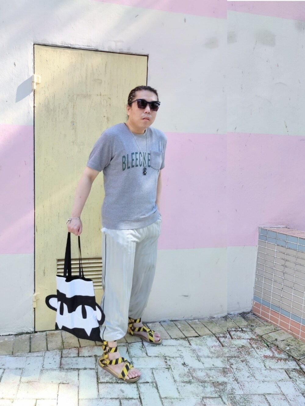「TKのアイテム（ジャージ、グレー系）」を使った、Panda Ngさん（メンズ・180cm）の秋コーディネートの1枚目の写真