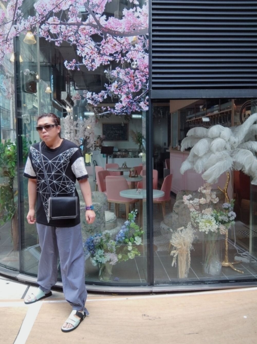 「KUSBIのアイテム（Tシャツ/カットソー、ブラック系）」を使った、Panda Ngさん（メンズ・180cm）の秋コーディネートの1枚目の写真