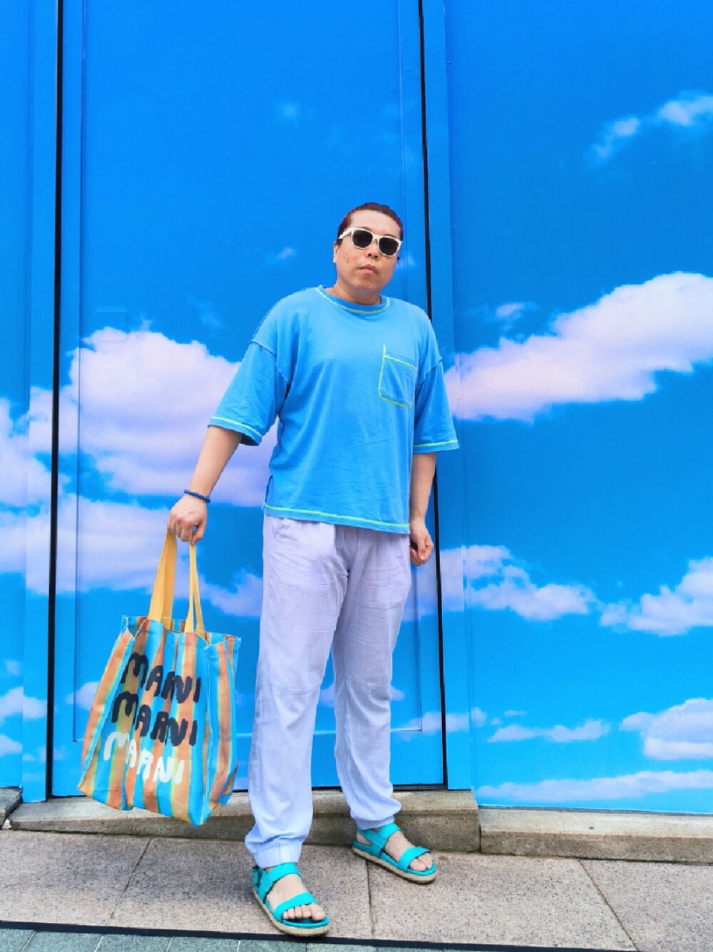「niko and...のアイテム（Tシャツ/カットソー、ブルー系）」を使った、Panda Ngさん（メンズ・180cm）の夏コーディネートの1枚目の写真