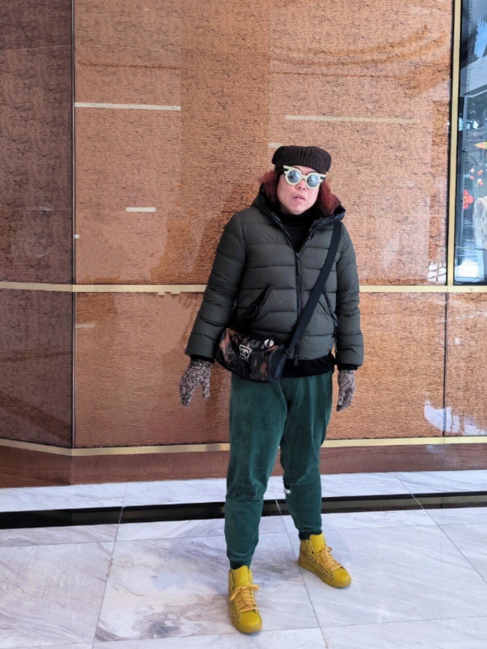 「DUVETICAのアイテム（ダウンジャケット/コート、グリーン系）」を使った、Panda Ngさん（メンズ・180cm）の冬コーディネートの1枚目の写真