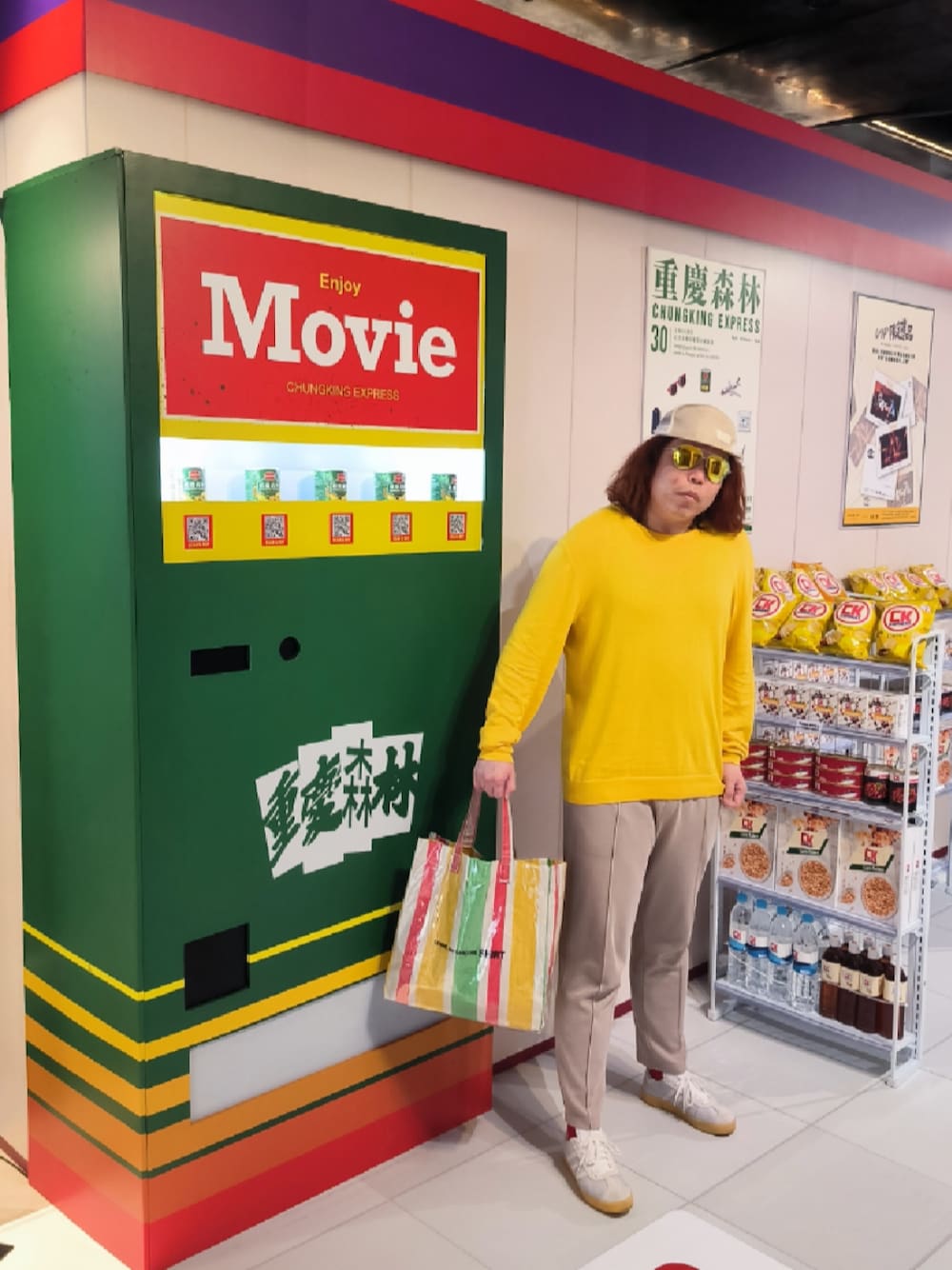 「adidasのアイテム（スニーカー、ホワイト系）」を使った、Panda Ngさん（メンズ・180cm）の春コーディネートの1枚目の写真