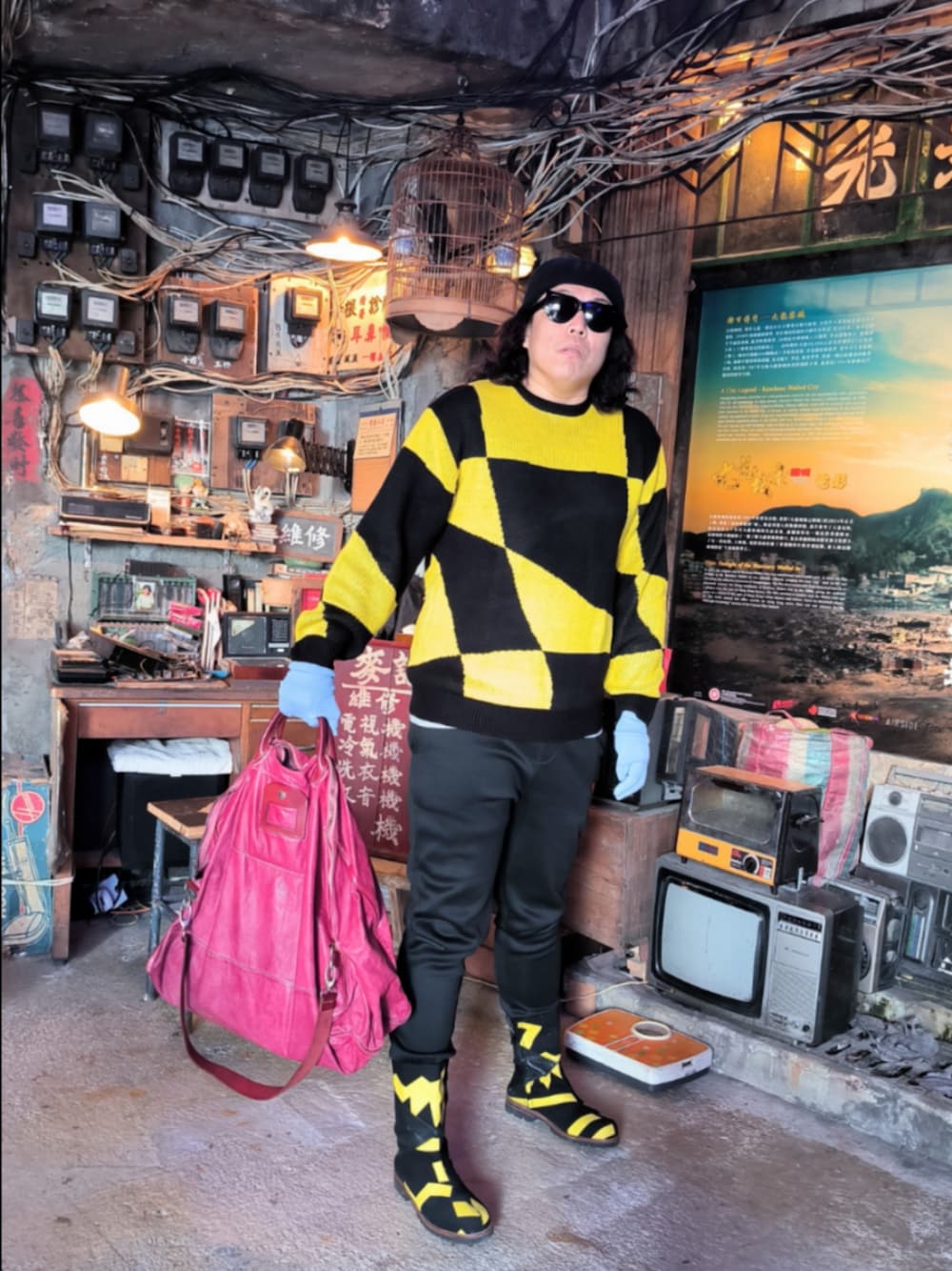 「NUMERO 10 のアイテム（トートバッグ、レッド系）」を使った、Panda Ngさん（メンズ・180cm）の春コーディネートの1枚目の写真