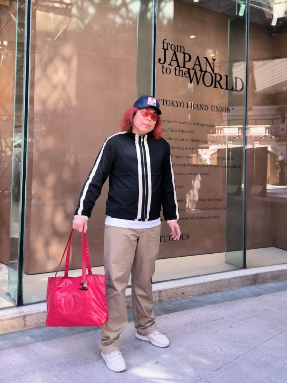 「CHANELのアイテム（エコバッグ/サブバッグ、レッド系）」を使った、Panda Ngさん（メンズ・180cm）の秋コーディネートの1枚目の写真