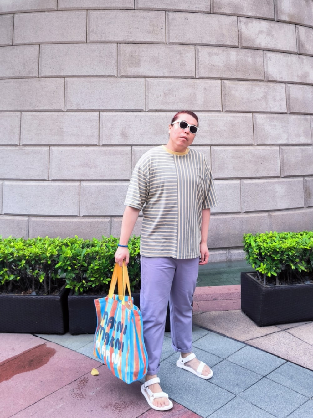 「niko and...のアイテム（Tシャツ/カットソー、ベージュ系）」を使った、Panda Ngさん（メンズ・180cm）の夏コーディネートの1枚目の写真
