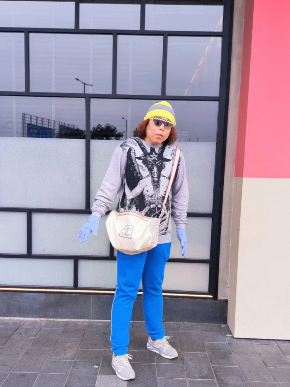 「CHANELのアイテム（メッセンジャーバッグ、ホワイト系）」を使った、Panda Ngさん（メンズ・180cm）の冬コーディネートの1枚目の写真
