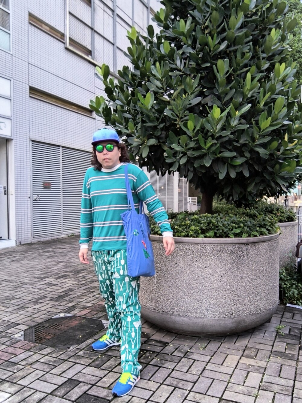 「adidasのアイテム（スニーカー、ブルー系）」を使った、Panda Ngさん（メンズ・180cm）の夏コーディネートの1枚目の写真